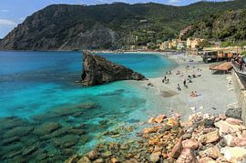 Kustlijn van Monterosso, Cinque Terre, Italië van FotoBob