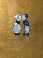 Delfts blauw kussend paar. Man en vrouw, goud