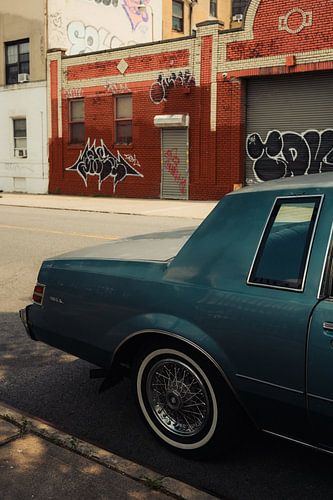 Straatstijl en graffiti: klassieke auto voor Brooklyn muur