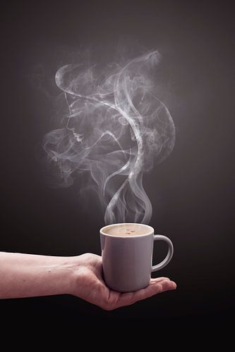 Magische Beeldmanipulatie: Vrouwengezicht in Koffierook – Uniek en Artistiek