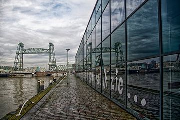 Rotterdam de Hef, weerspiegeld in de ruiten van Tilly Meijer