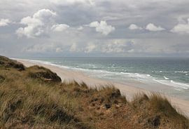 Dynamique côtière – Une harmonie puissante entre le sable & t les nuages – Photographie sur Nordlicht Atelier