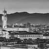 Skyline von Florenz in Italien am Abend. Schwarzweiss Bild. von Manfred Voss, Schwarz-weiss Fotografie