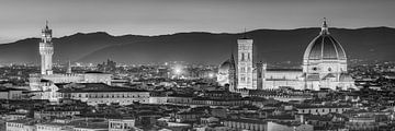 Skyline von Florenz in Italien am Abend. Schwarzweiss Bild. von Manfred Voss, Schwarz-weiss Fotografie