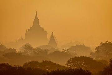 De tempels van Bagan in Myanmar van Roland Brack