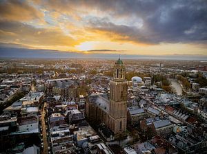 Luftaufnahme von Zwolle im Winter bei Sonnenaufgang