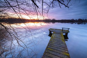 Steg bei Sonnenuntergang (Niederlande) von Marcel Kerdijk