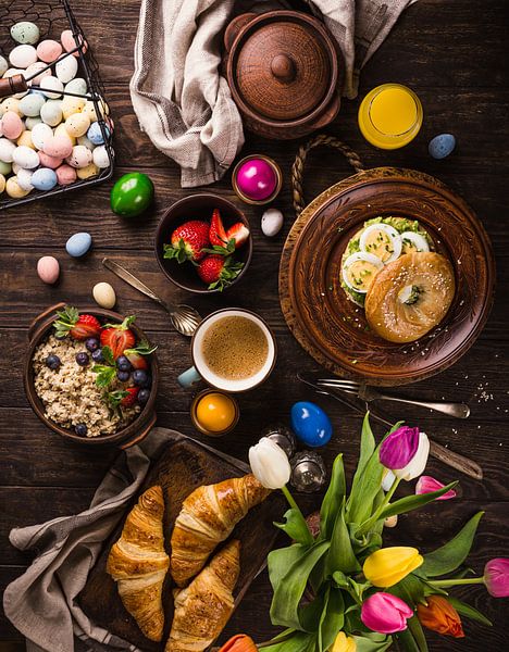 Osterfrühstück mit verschiedenen Köstlichkeiten von Iryna Melnyk