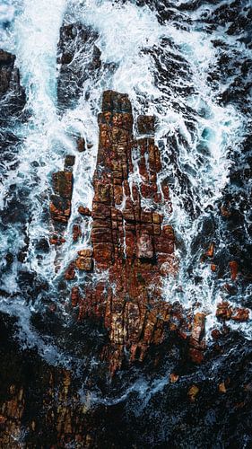 Top down drone shot van de ruige rotsen in Zuid Afrika
