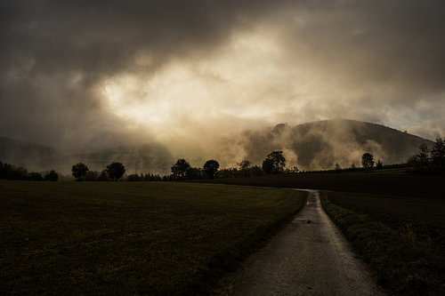 Uitgestrekt landschap van het Sauerland met een veldweg in de herfstmist