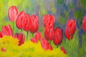 Frühlingsgarten mit roten Tulpen