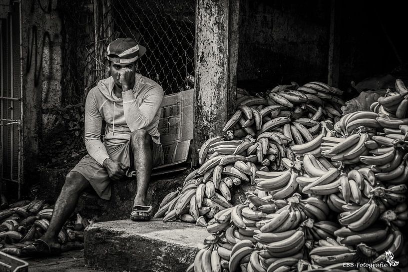 Bananenverkäufer in Schwarz-Weiß von Esther Bax