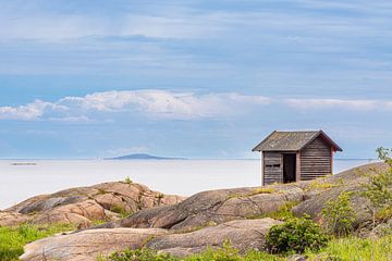 Ostseeküste mit Felsen und Holzhütte bei Oskashamn in Schweden