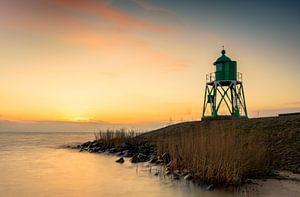 Leuchtturm des Außenhafens von Stavoren bei Sonnenuntergang