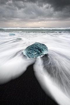 Blok ijs op het zwarte strand van Ralf Lehmann