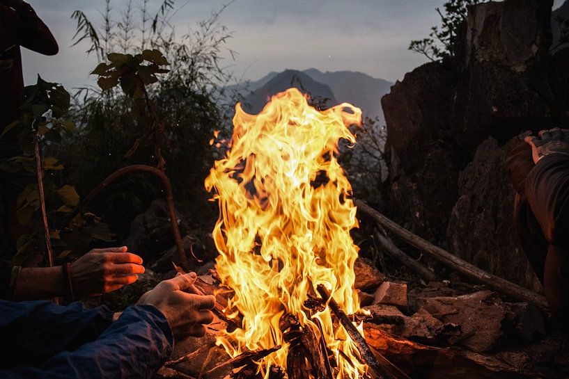 Lagerfeuer auf dem Berggipfel bei Sonnenaufgang von Anne Zwagers