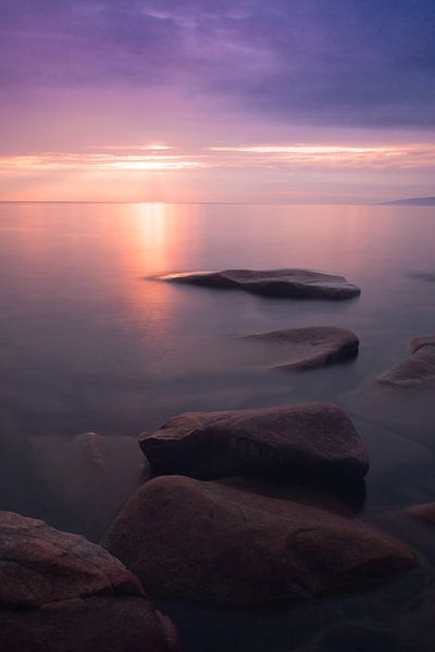 Steine in der Nähe Berge in der Ferne von Michael Semenov