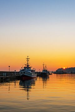 Sonnenuntergang und Fischerboote im Hafen der Stadt Sassnitz auf von Rico Ködder