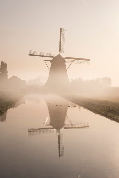 Mühle im Nebel. von Jacqueline de Groot
