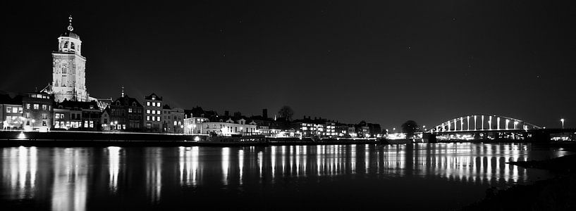 Skyline Deventer Nacht von Marcel de Graaf