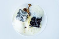 Cabillaud avec mousse présenté sur planche moletée