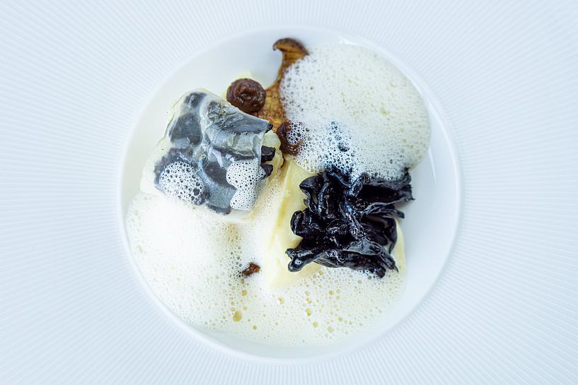Kabeljau mit Mousse auf gerändeltem Brett präsentiert von John Stijnman