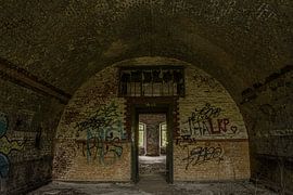 Bogen in verlassener Festung von Ans Bastiaanssen