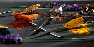 des épices colorées sur des cuillères sur Alex Neumayer