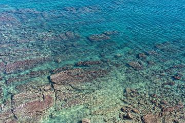 Eaux turquoise et côte rocheuse de la Méditerranée 2 sur Adriana Mueller
