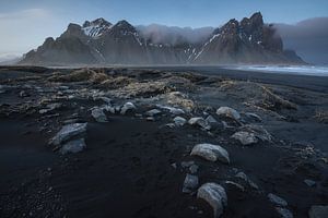 Das Vestrahorn-Gebirge, das bei Sonnenuntergang vom Strand in Stocksness im südöstlichen Teil Island
