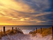 Der schönste Strandeingang von Katwijk aan Zee bei Sonnenuntergang von Wim van Beelen Miniaturansicht