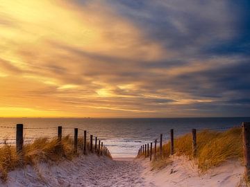De mooiste strandopgang van Katwijk aan Zee tijdens zonsondergang van Wim van Beelen