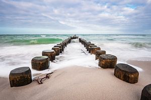 Buhnen an der Küste der Ostsee an einem stürmischen Tag