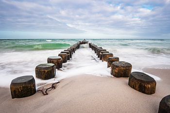 Buhnen an der Küste der Ostsee an einem stürmischen Tag