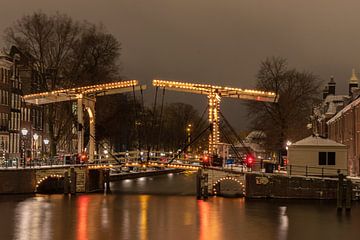 Amsterdam bei Nacht, Zugbrücke an der Amstel. von Bert Koppe