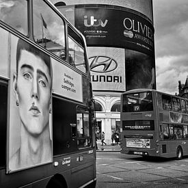 Bus bij Piccadilly Circus Londen van Peter Hofwegen