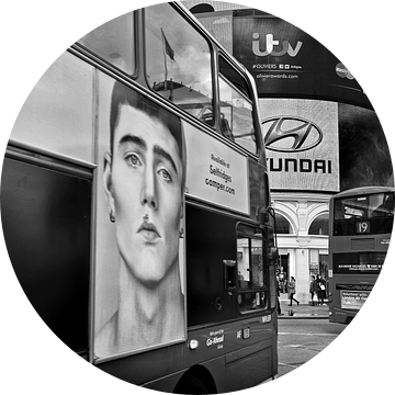 Bus bij Piccadilly Circus Londen van Peter Hofwegen