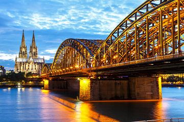 Keulen, Duitsland - 3 augustus 2021: De skyline van de Dom van Keulen en de Hohenzollernbrug met de  van Markus Mainka