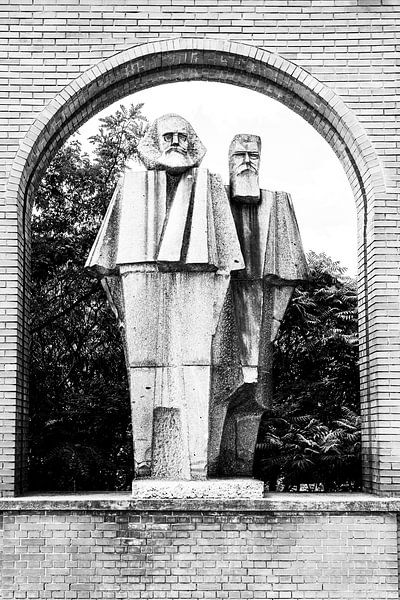 Memento park in Boedapest met communistische beelden van Eric van Nieuwland