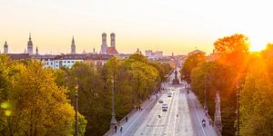 München mit der Frauenkirche und der Maximilianstraße von Werner Dieterich