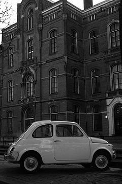 Witte oldtimer voor de Universiteit van Amsterdam, zwartwit foto van Phillipson Photography