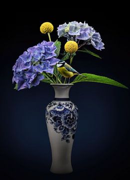 Delfts blauw vaasje met hortensia en pimpelmeesje