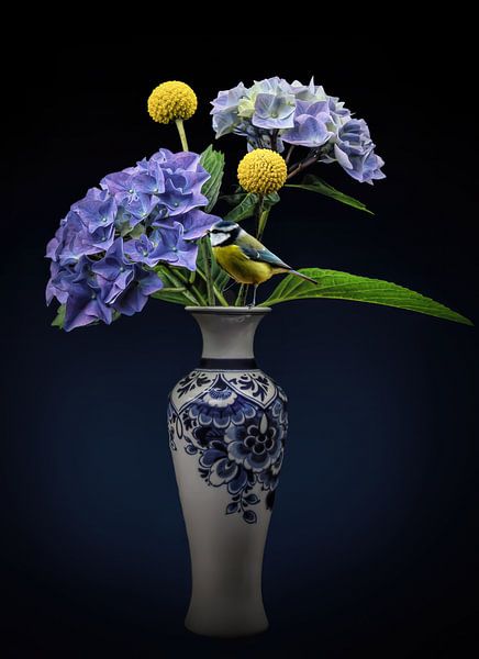Delfts blauw vaasje met hortensia en pimpelmeesje van Marjolein van Middelkoop