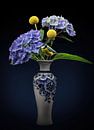 Delfts blauw vaasje met hortensia en pimpelmeesje van Marjolein van Middelkoop thumbnail