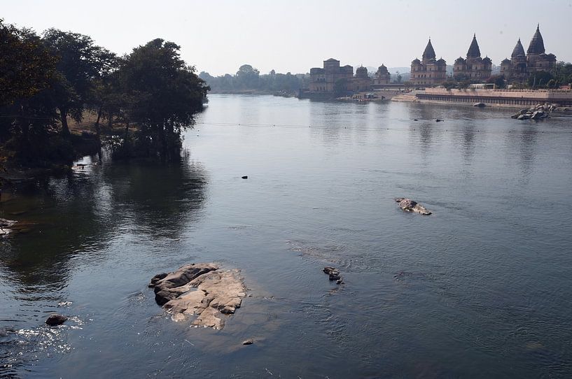 Gezicht op Betwa rivier en de stad Orchha, India van Rini Kools