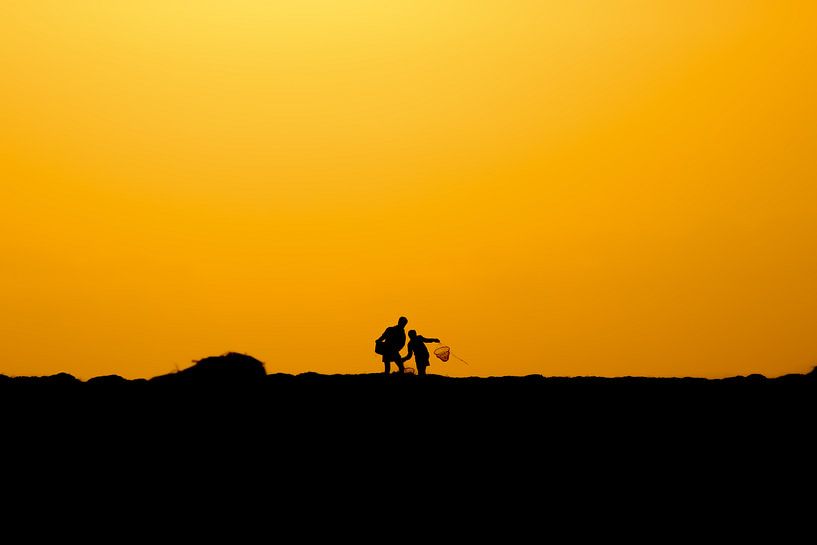 Vissers bij zonsondergang van Veri Gutte