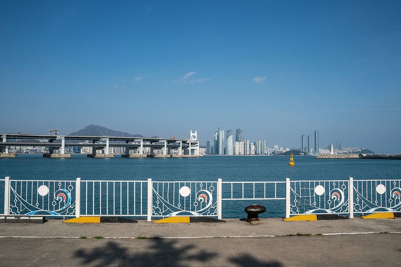 Skyline von Busan mit Brücke tagsüber von Mickéle Godderis