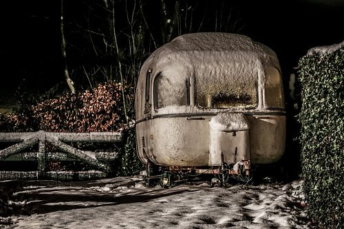 Oldtimer caravan in de sneeuw