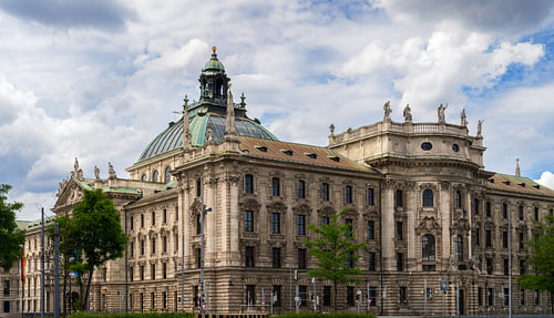 Het Justitiepaleis in München onder een dramatische wolkenhemel