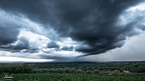 A shower is coming over.... van Johannes Jongsma